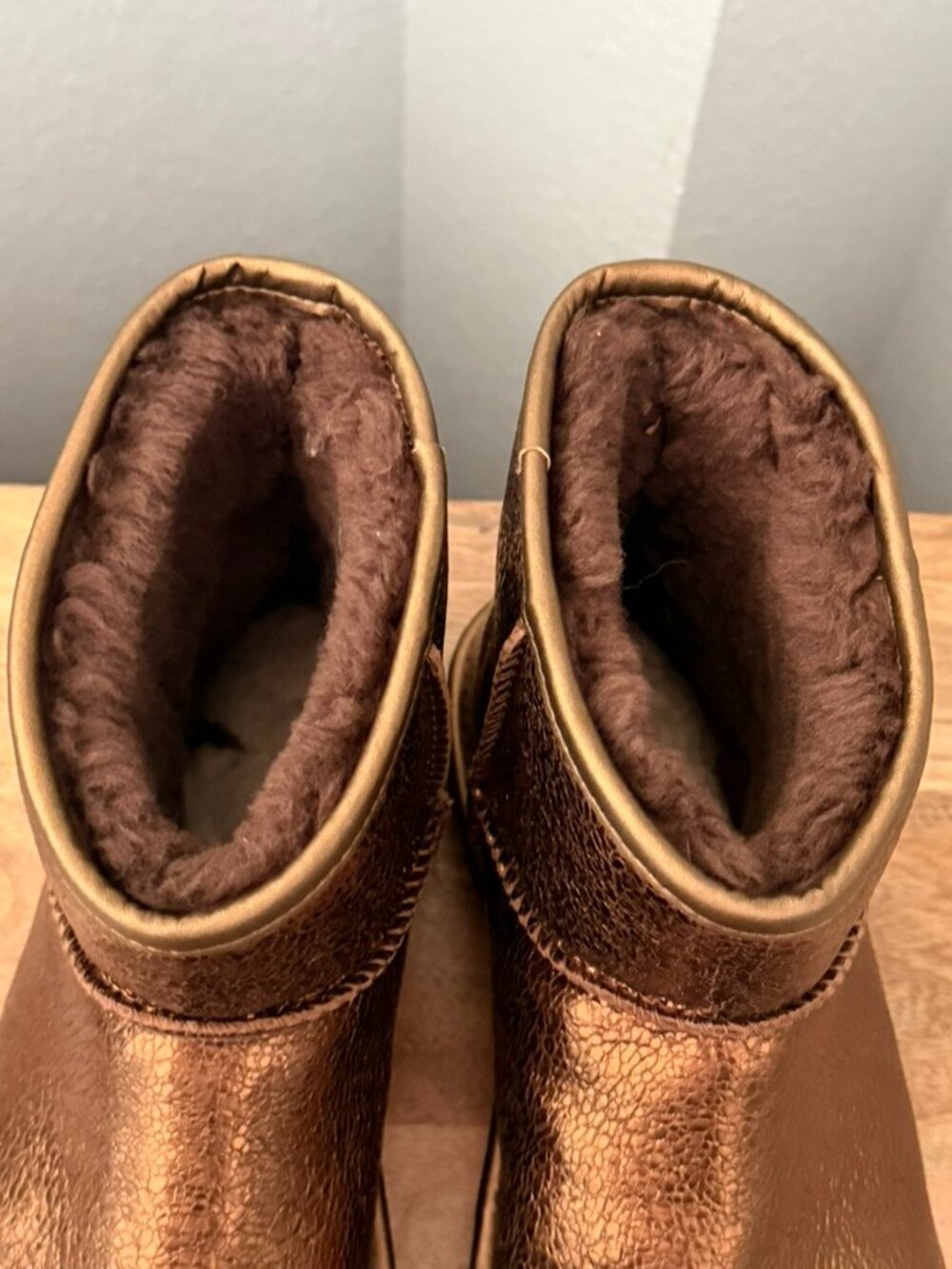 UGG Classic Mini Metallic Sparkle Bronze Shearling Boots Women’s Size 8 NWOB - Picture 9 of 10
